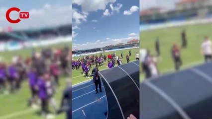 CHP'li Uğur Bayraktutan Hopaspor futbolcularına sahada saldırdılar