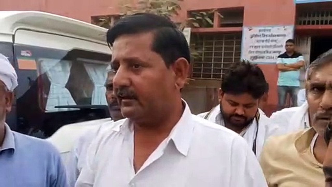 कैबीनेट मंत्री ने मिलने भेजा, सरपंचों का हंगामा