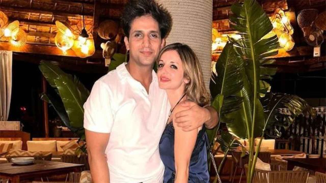 Hrithik Roshan की Ex-Wife Sussanne ने Arslan Goni के साथ पोस्ट की Romantic फोटो | FilmiBeat