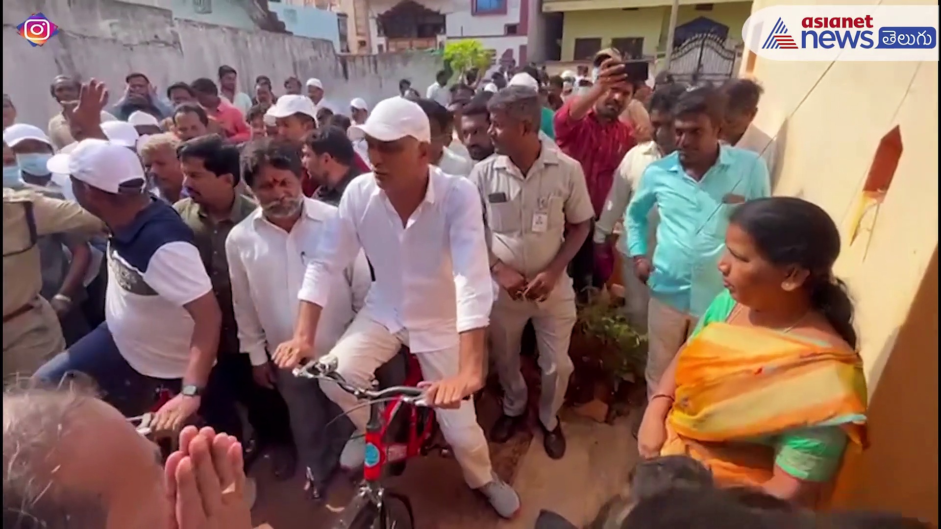 Telangana News: జహిరాబాద్ గల్లీల్లో సైకిల్ పై మంత్రి హరీష్ చక్కర్లు