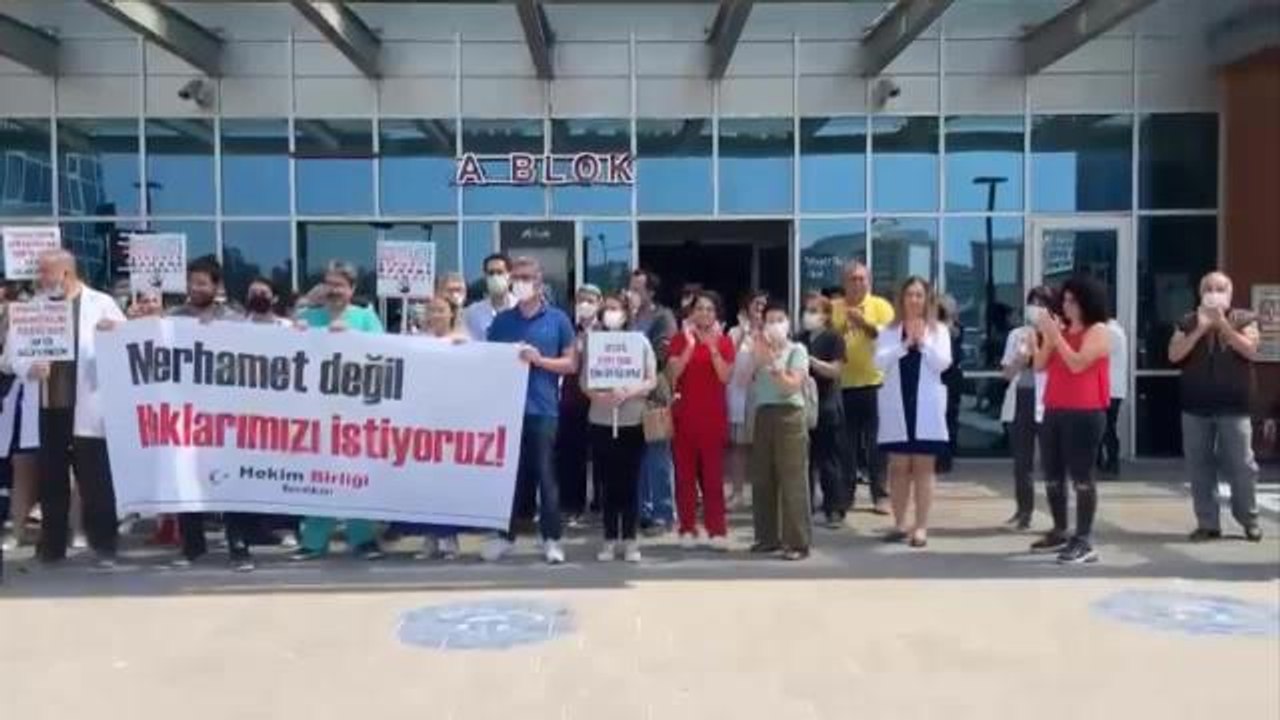 İzmir'de Hekimler İş Bıraktı: "Yoksulluk Sınırının Altında Ücretler Kabul Edilebilir Değil"