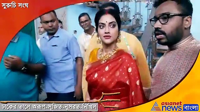 সুরুচিতে স্বামী নিখিলকে নিয়ে নুসরত, বাজালেন ঢাক, দেখুন ভিডিও