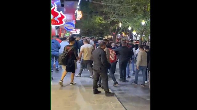 Erzincan’da iki grubun tekme tokatlı kavgası cep telefonu kamerasına yansıdı