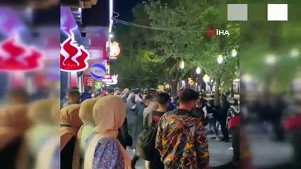 İki grup tekme tokat birbirine saldırdı! Etraftakiler film izler gibi izlediler