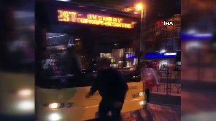 “Beni sıkıştırdın” kavgası! Yanındaki kadınla İETT şoförüne saldırdı