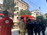 Maltepe'de 5 katlı binanın çatısı alev alev yandı