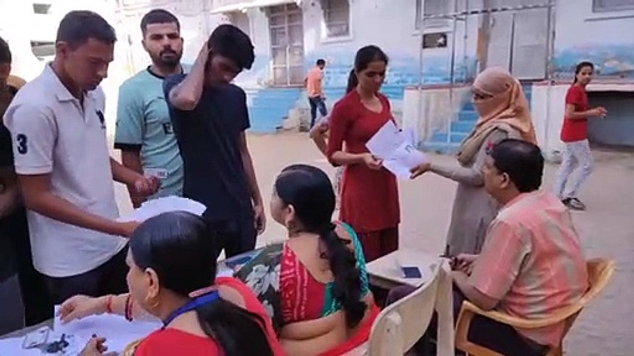 Police Constable Recruitment Exam - परीक्षा से पूर्व ऐसे हो रही परीक्षार्थियों की जांच, देखें Video...