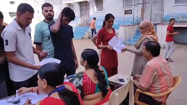 Police Constable Recruitment Exam - परीक्षा से पूर्व ऐसे हो रही परीक्षार्थियों की जांच, देखें Video...