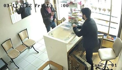 BİLEZİKLERİ CEBİNE KOYUP, TABANCASINI İŞ YERİ SAHİBİNE DOĞRULTARAK KAÇTI