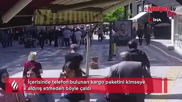 İçerisinde telefon bulunan kargo paketini kimseye aldırış etmeden böyle çaldı