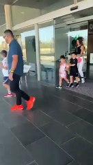 El gesto de Thiago Messi tapándose el escudo del PSG en su llegada a Barcelona