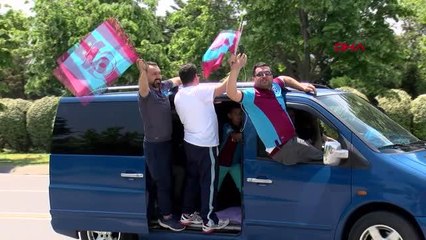 SPOR Trabzonspor taraftarı, Atatürk Olimpiyat Stadyumu'nda coşkuyla maçı bekliyor