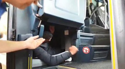 OTOBÜSÜN 1 METREKARELİK DOLABINDAN 3 KAÇAK GÖÇMEN ÇIKTI
