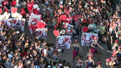 Foule et animaux fantastiques à Lille pour l'ouverture du festival "Utopia"