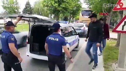 Otobüsün 1 metrekarelik dolabından 3 kaçak göçmen çıktı