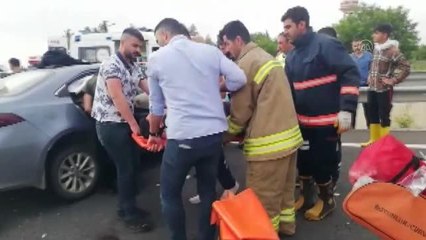 Bariyere saplanan otomobildeki 3 kişi yaralandı