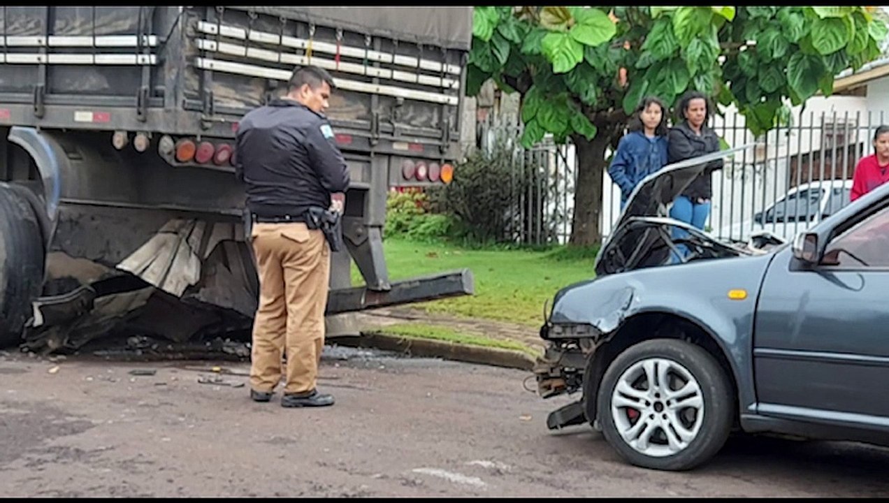Carro com registro de furto bate em traseira de carreta estacionada no Bairro Floresta; motorista fugiu