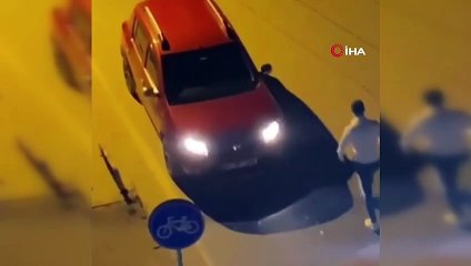 Sokak ortasındaki kavga kamerada! Tartıştığı şahsı tek yumrukla bayıltarak yere serdi