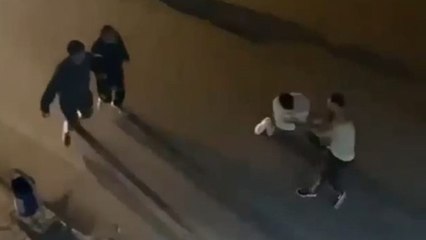 Kavgaya tutuştuğu şahsı tek yumrukla bayılttı