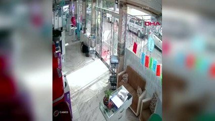 TAMİR YAPAN İŞÇİNİN ELEKTRİK AKIMINA KAPILMASI KAMERADA