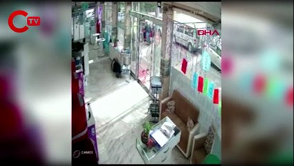 Download Video: Tamir yapan işçi elektrik akımına kapıldı