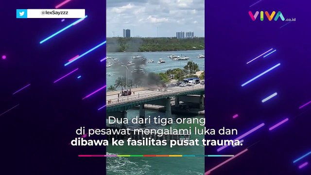 NGERI! Kecelakaan Pesawat Hantam Mobil di Atas Jembatan