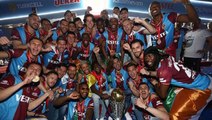 Trabzonspor'un yıldızlarından olay poz! Şampiyonluk kupasıyla yarı çıplak yatağa girdiler