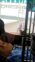 Motorcyclist Performs Risky Stunts in Traffic