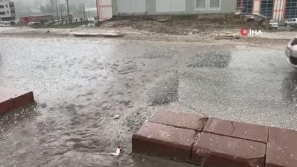 Sağanak Kırşehir'de yolları göle çevirdi