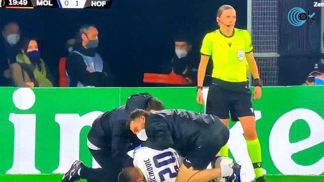 Llega un pizzero a un estadio mientras atienden a un lesionado Zona de los archivos adjuntos