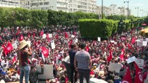 فيديو: الآلاف في تونس يحتجون على اجراءات سعيّد ويطالبون بعودة الديمقراطية ورحيل الرئيس