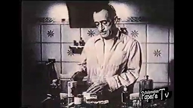 Totò fa le bolle di sapone dopo aver mangiato una saponetta tra due fette di pane, scena tratta da Fifa e Arena