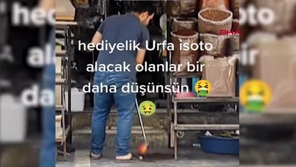 YERE DÖKÜLEN BİBERLERİ SATIŞA SUNAN ESNAFA CEZA