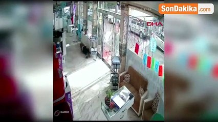 شاهد بالفيديو لحظة تعرض مواطن سوري في ولاية غازي عنتاب لصعقة كهربائية أثناء قيامه بإصلاح فلتر المياه