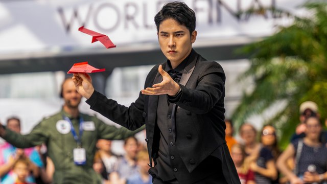 Bienvenue au championnat du monde... de lancer d’avions en papier