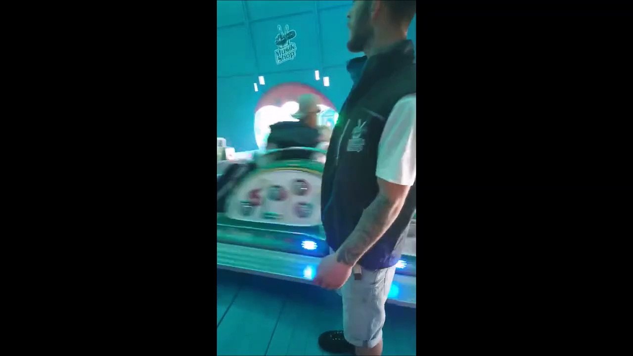 Ce forain fait un petit tour de manège... la classe