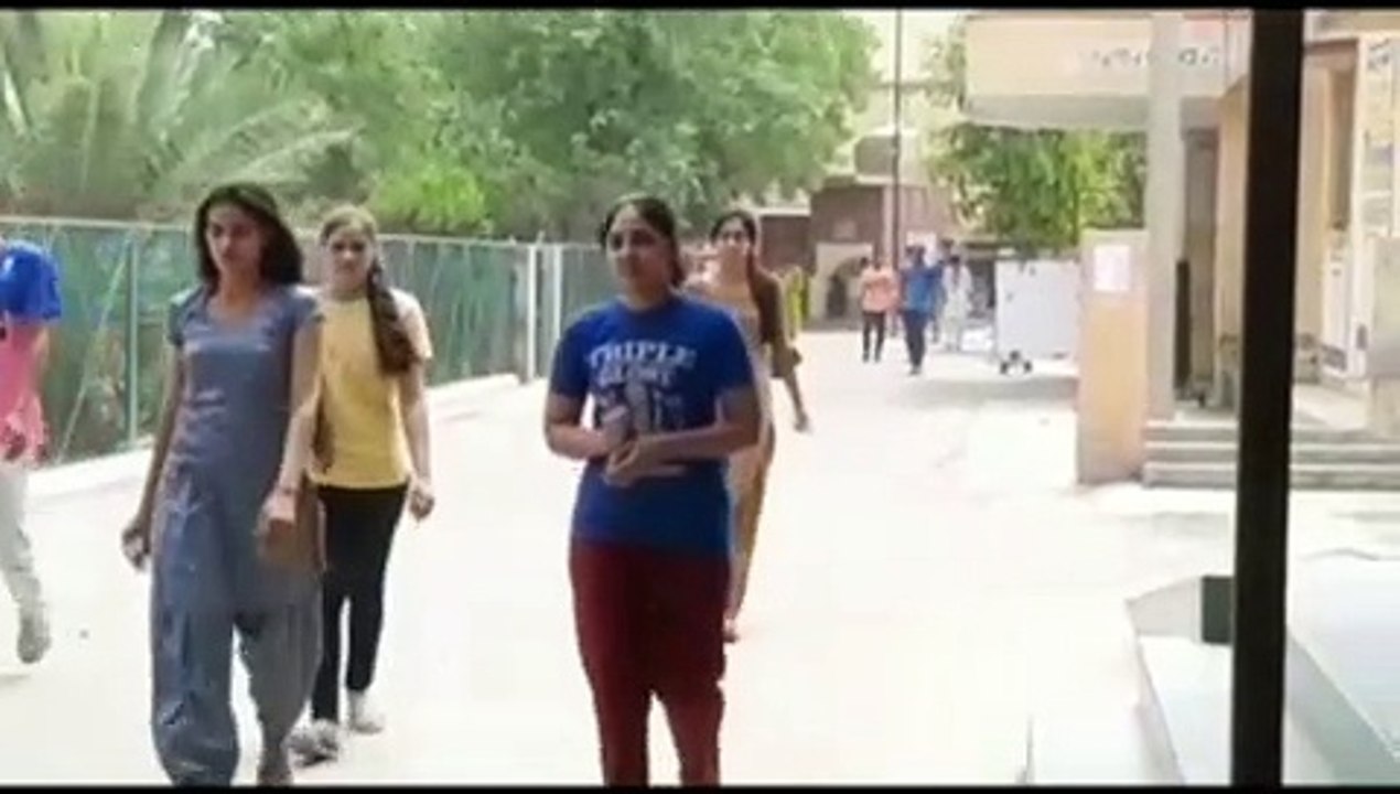 exam48 डिग्री में लू के थपेड़ों के बीच परीक्षा से पहले की परीक्षा में पास हो रहे परीक्षार्थी