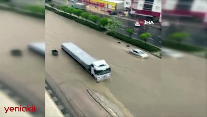 Başkent'te yollar göle döndü! Sürücü ve yayalar zor anlar yaşadı