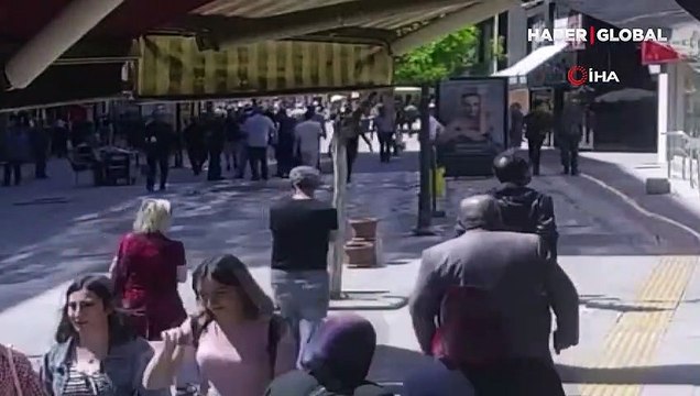 Cesaretin böylesi! Caddenin ortasında kimseye aldırış etmeden içinde telefon olan kargo paketini çaldılar