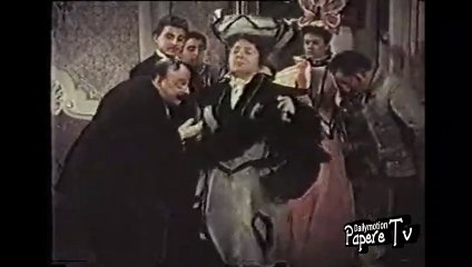 Totò e la sua famiglia si fingono nobili, scena  tratta da Miseria e Nobiltà