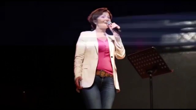 Hapis kararı verilen Canan Kaftancıoğlu sahnede şiir okudu