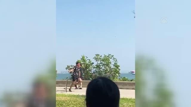 Tuzla'da bir grup gencin, yakaladığı köpek balığı yavrusuyla oynaması tepki çekti