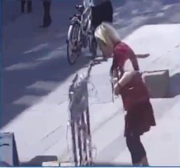 Son dakika haberi | İÇİNDE CEP TELEFONU BULUNAN KARGO PAKETİNİ ÇALANLAR KAMERADA