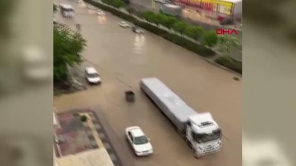 Ankara'da sağanak yağış sonrası yolları su bastı