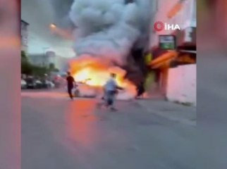 Bağcılar'da kundaklanan araç alev alev yandı