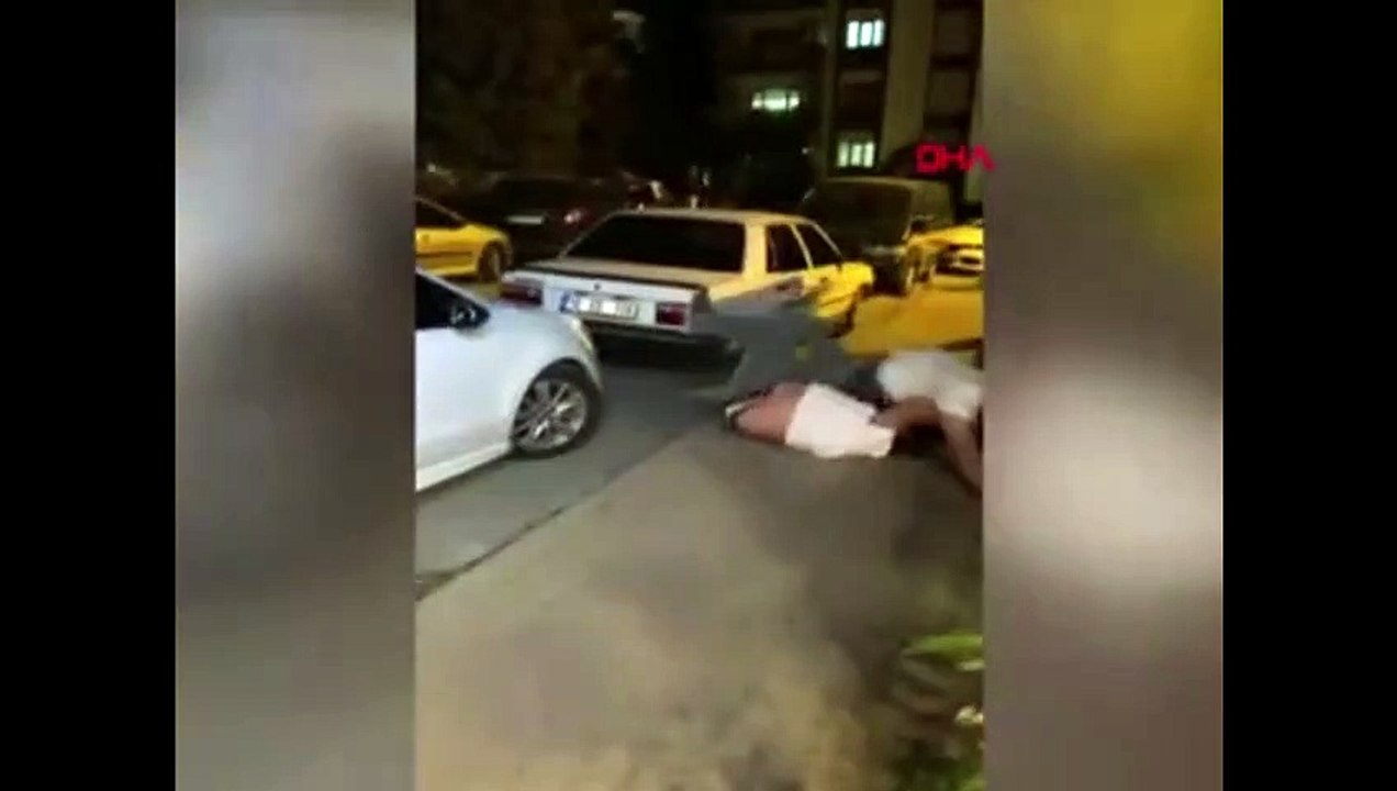 Yanındaki kadını sokakta darbeden erkeğe meydan dayağı