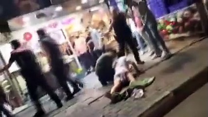 Yolda yürürken tanımadığı kişi tarafından bıçaklandı