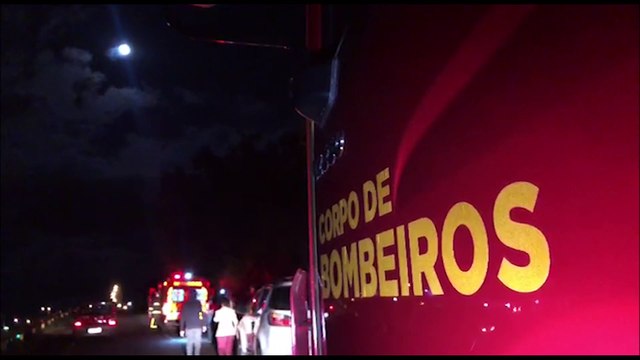 Motorista perde o controle de Jetta e capota veículo na marginal da PRc-467