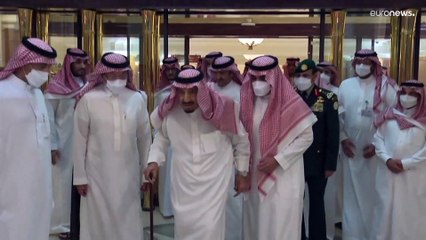 شاهد: الملك سلمان يخرج من المستشفى بعد إجراء فحوصات طبية