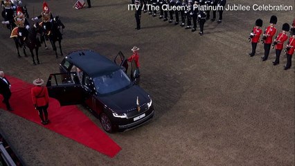 La reine arrive à la célébration du jubilé de platine